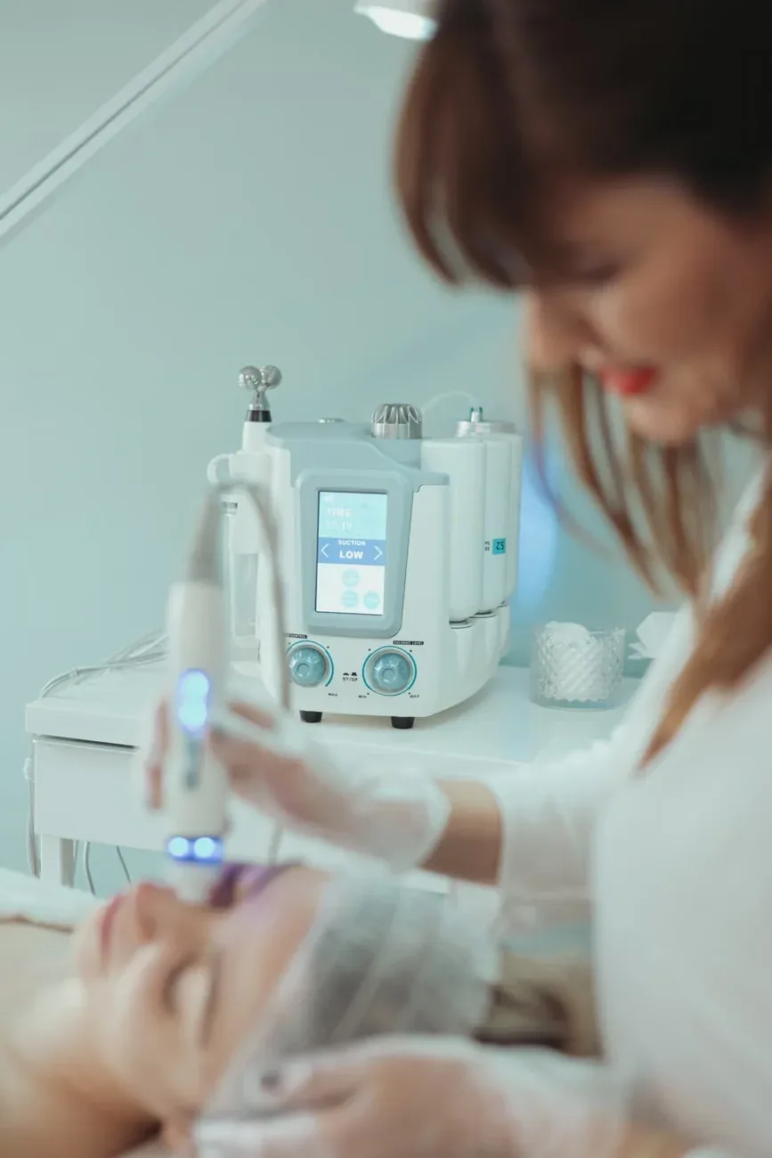 Equipo de HydraFacial durante una sesión en cabina.
