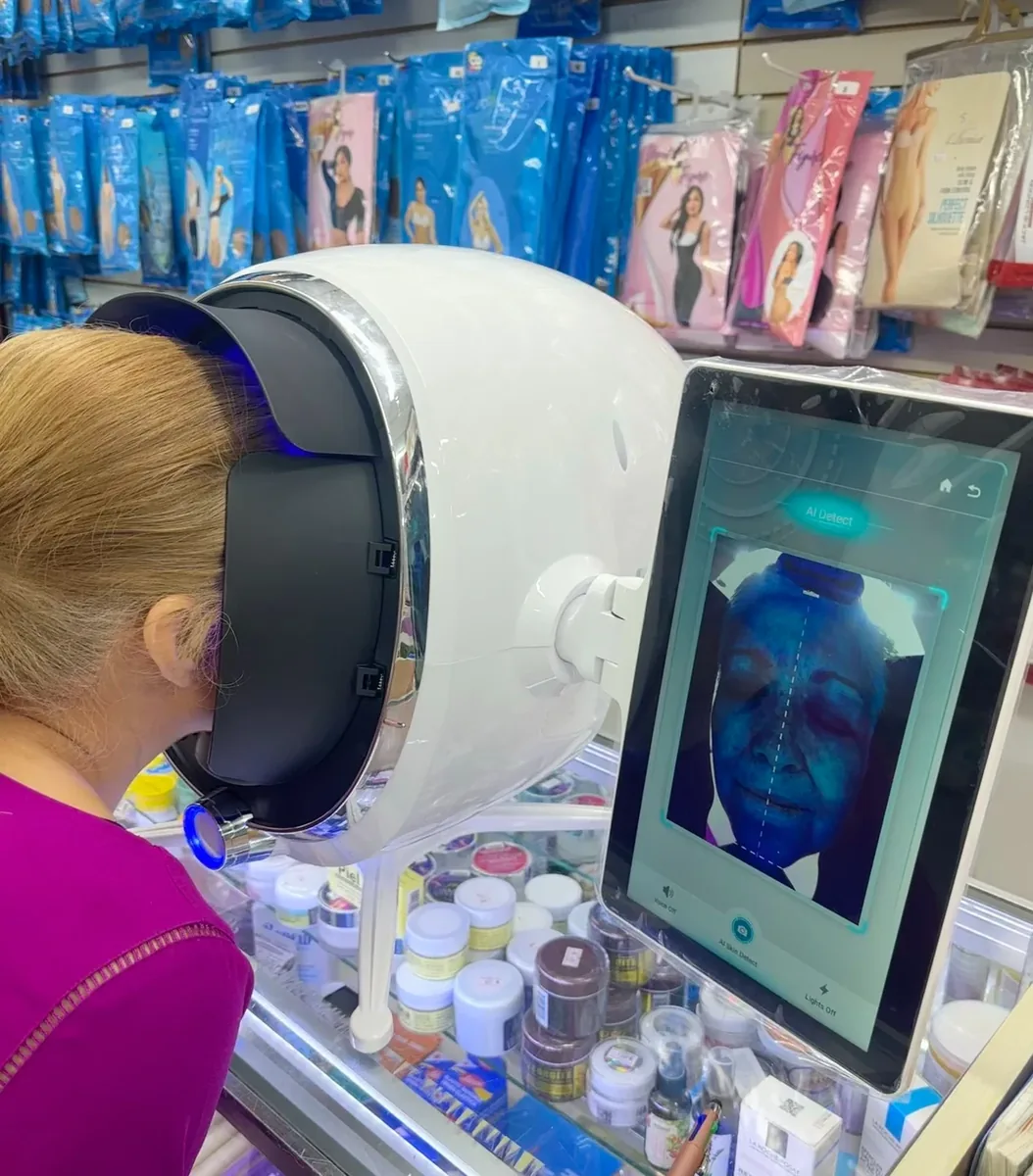 Clienta durante un análisis facial con el equipo de diagnóstico del estudio.